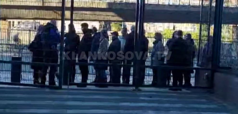 Familjarët duke hyrë brenda në Hagë (VIDEO)