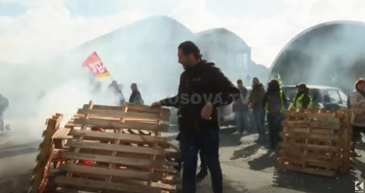 Protestat e pensionistëve, rrugët nëpër Francë me zjarr e tym (VIDEO)