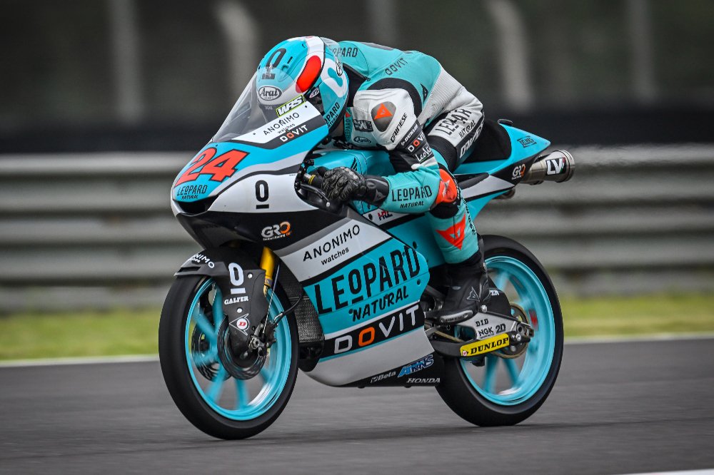 Suzuki në shi me “komoditet” triumfon në Moto 3
