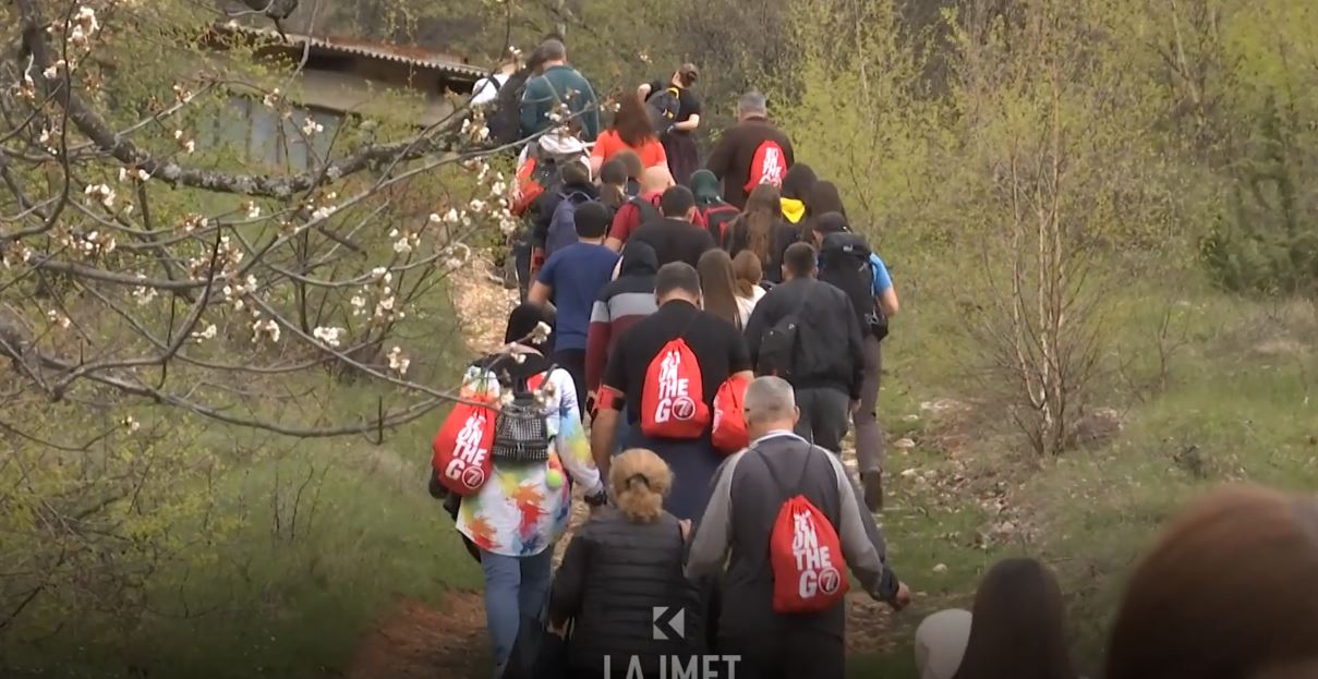 Ngjitja e Novobërdës, alpinistët i asistojnë të verbrit në ecje (VIDEO)