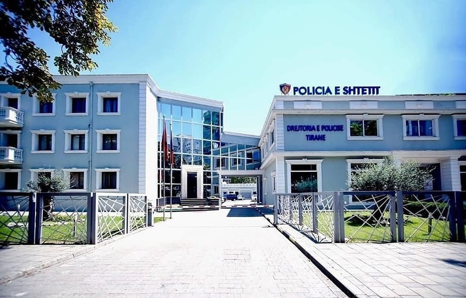 Tiranë, dorëzohet në polici i dyshuari për vrasjen e një shqiptari më 18 prill
