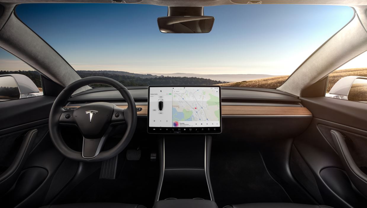 "Punonjësit e Tesla-s shpërndanin fotografi intime të vozitësve të kapura me kamerë"