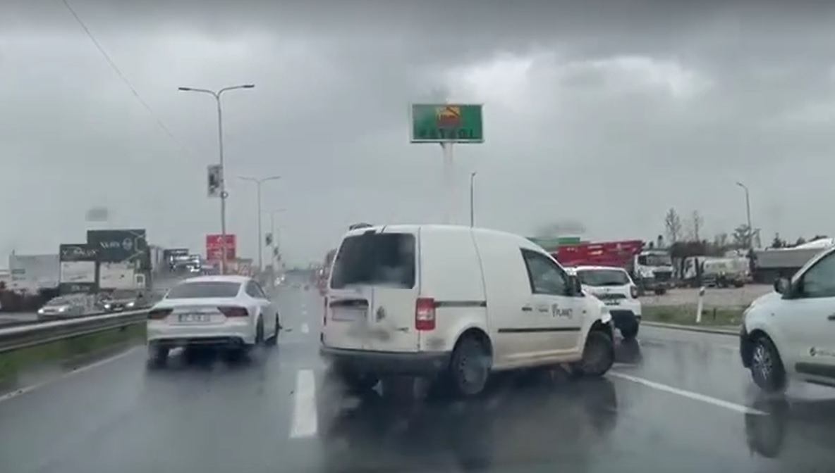 Tri vetura përfshihen në aksident rrugës për Lipjan