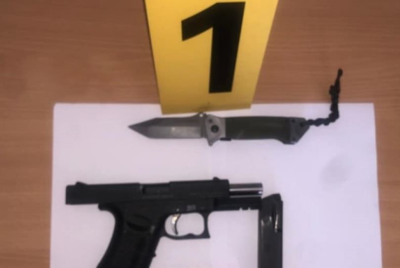 Dy persona shoqërohen në polici, sekuestrohen dy armë zjarri dhe një thikë