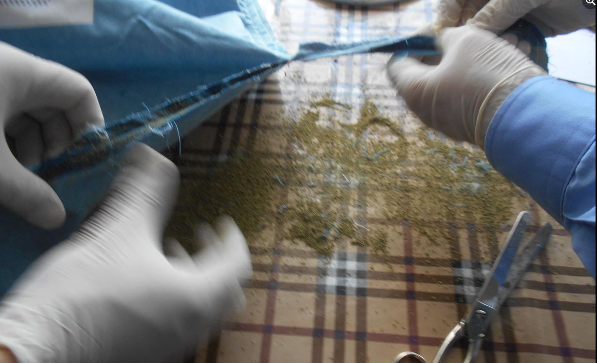 Vizitori e fut drogën në pantallona, tentoi ta kontrabandojë në Burgun e Dubravës