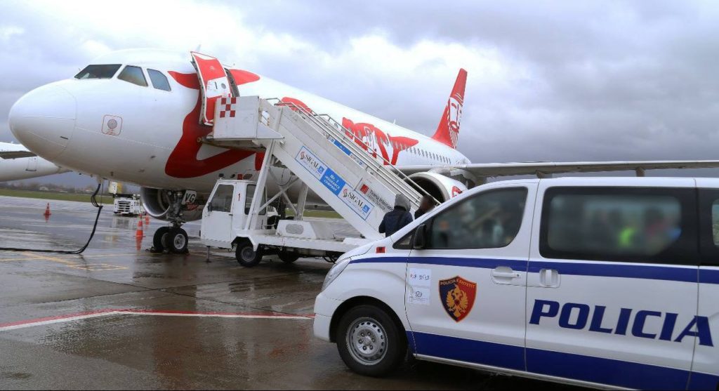 Të shumëkërkuar për drogë dhe dhunë, ekstradohen 3 persona nga Italia dhe Greqia