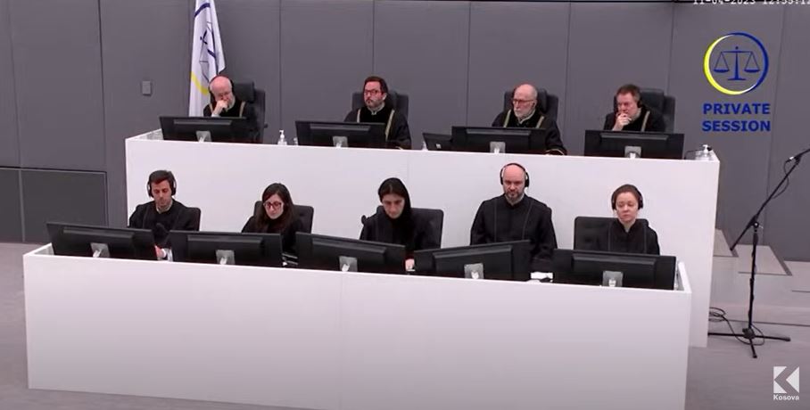 Kalojnë dy orë, vazhdon seanca me dëshmitaren e parë ndaj Thaçit dhe të tjerëve