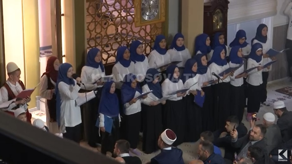 Fushë-Kosovë, ilahistët e vegjël hijeshojnë faljen e Bajramit (VIDEO)