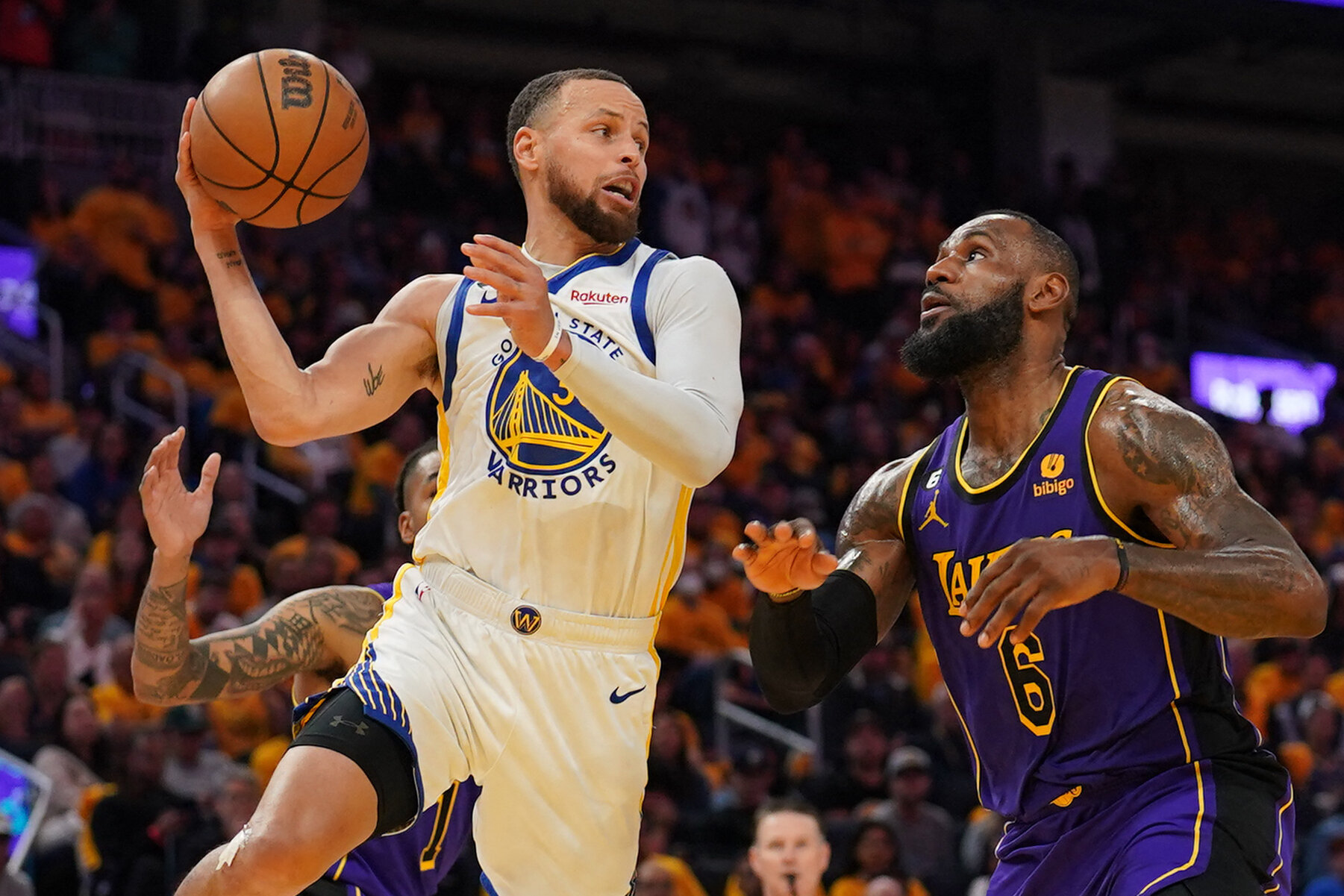 NBA, Warriorsat mbijetojnë, ngushtojnë epërsinë e Lakersave (VIDEO)