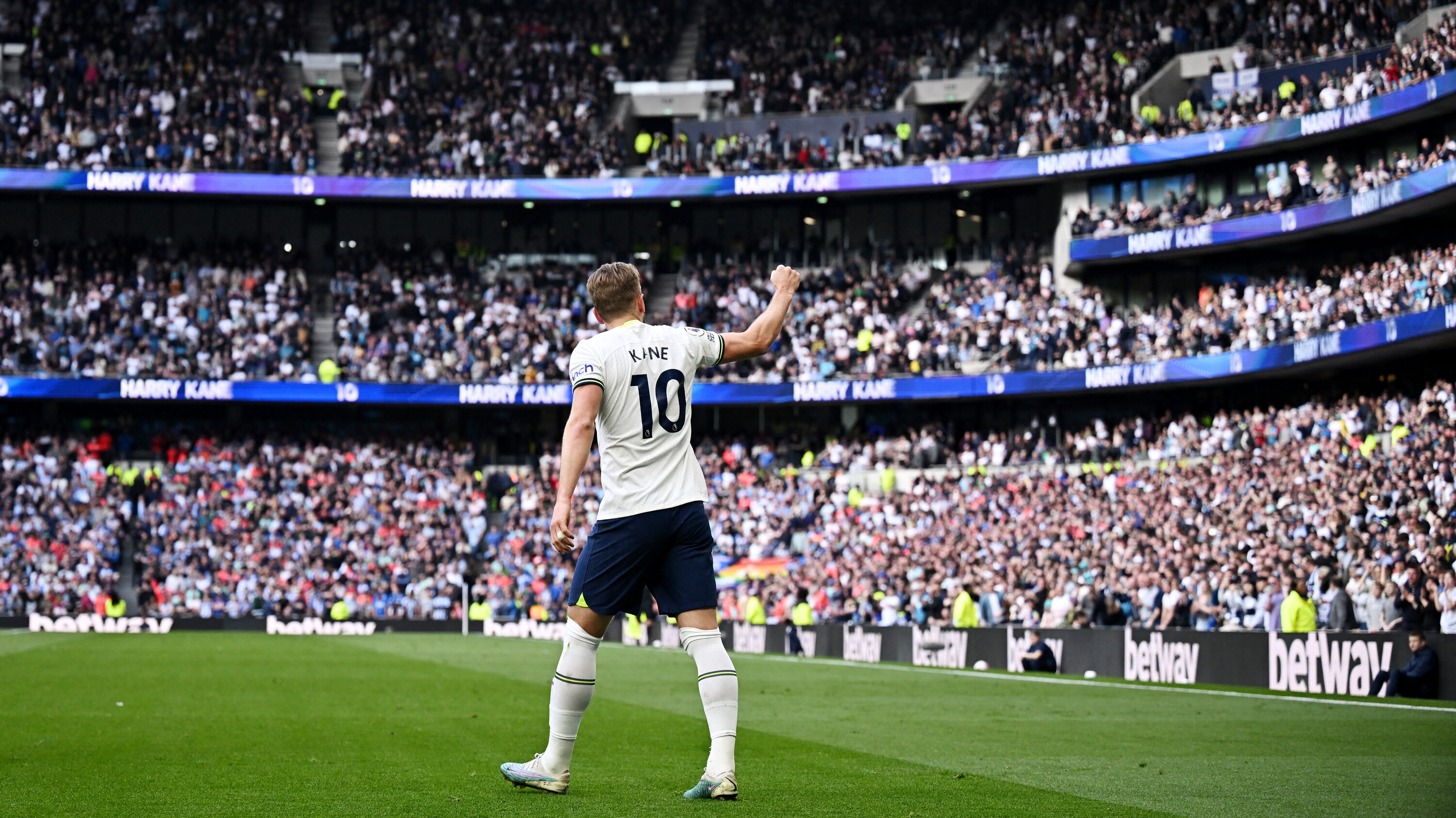 Kane bëhet golashënuesi i dytë më i mirë në histori të Premier Leagues
