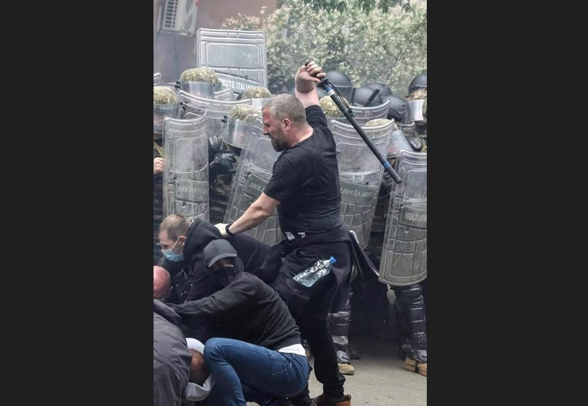 Kush është huligani që u pa duke sulmuar KFOR-in në Zveçan? (VIDEO)