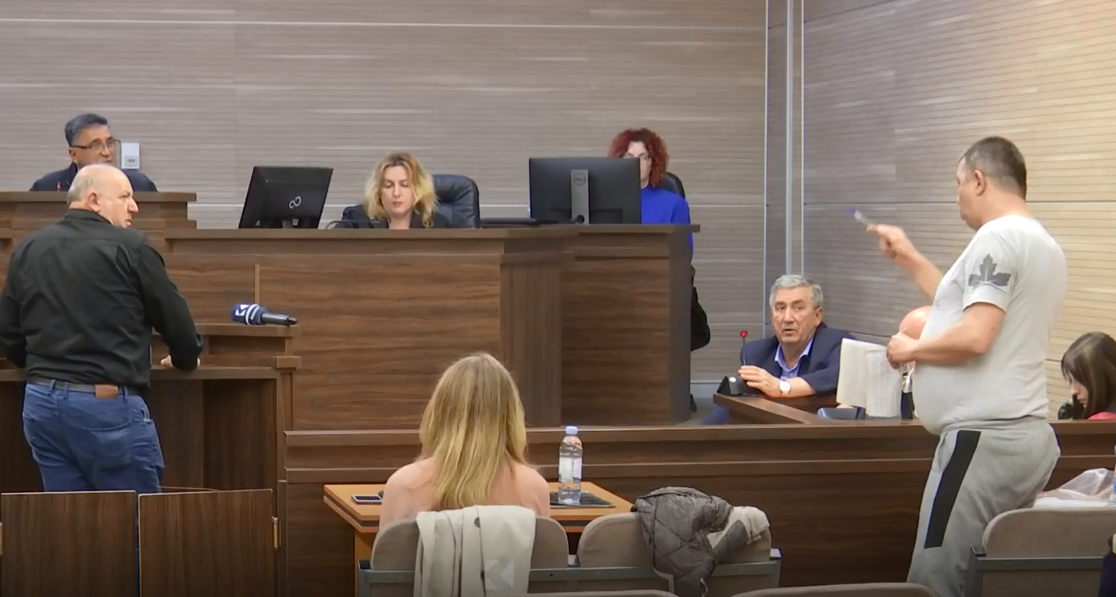 Krimet e luftës: Dushko Arsiq përballet me dëshmitarin që e kishte fqinj (VIDEO)