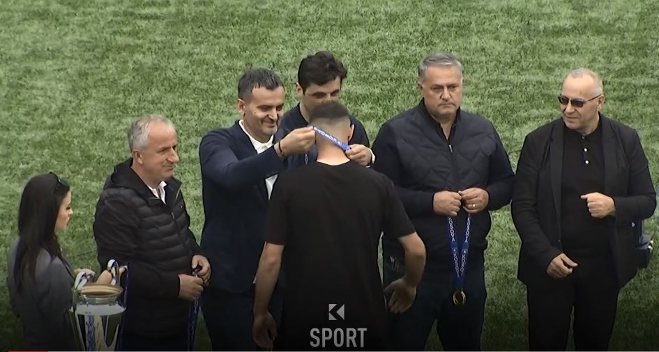 Kryetari i Suharekës dhe ai i FFK-së i ndajnë medaljet (VIDEO)
