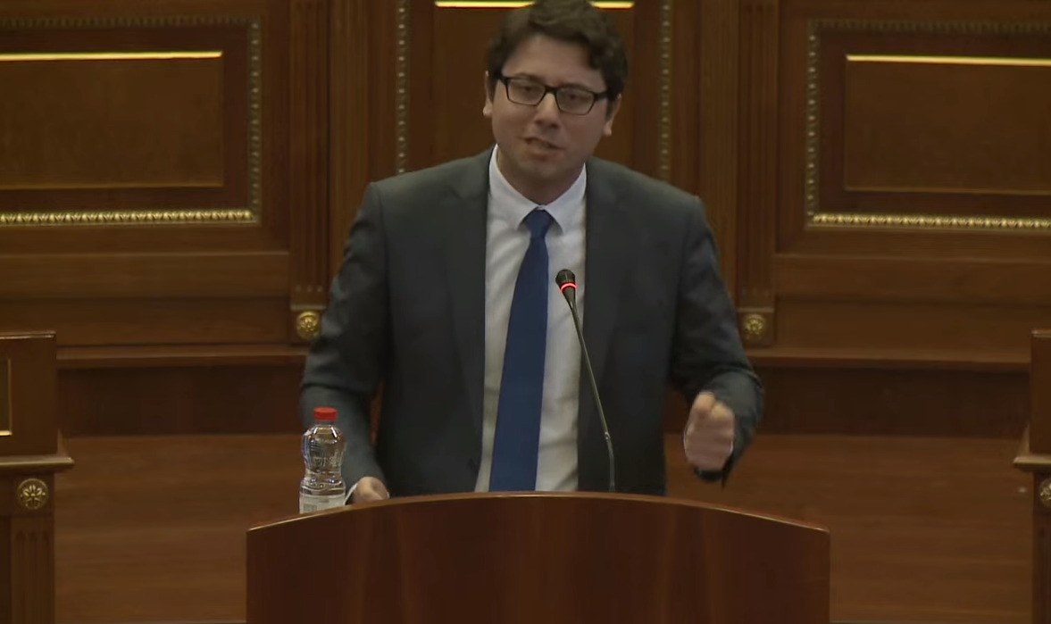 “Jo, bëje ti – jo, bëje ti”, pushteti dhe opozita kushtëzojnë njëra-tjetrën për mjetet vetanake të komunave