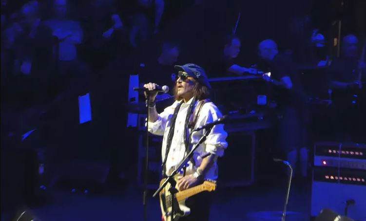 Johnny Depp performon në kitarë pas një kohe të gjatë në nderim të Jeff Beck