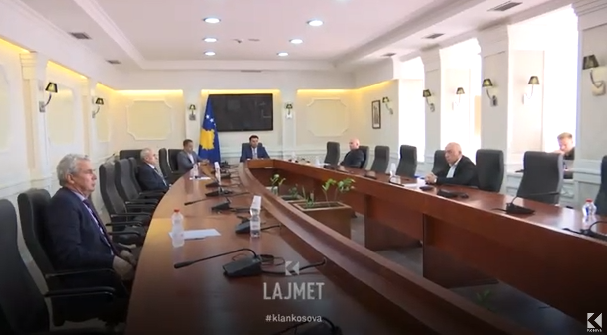 Pesë kandidatët për gjyqtar në Kushtetuese testohen me shkrim - testi, 3 pyetje e 1 ese (VIDEO)
