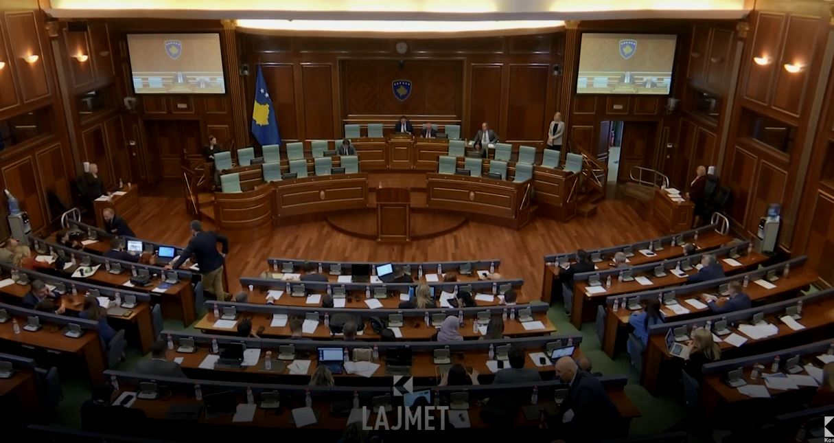 Legjislatura “jomeritore”: Kuvendi zbehtë, ende me pika shkurti (VIDEO)