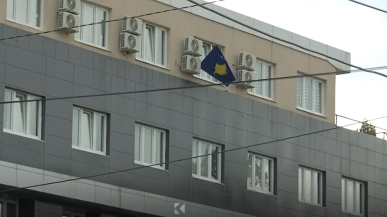 Tollovia në Leposaviq: KFOR-i bllok Komunës, serbët ngucin mediat (VIDEO)