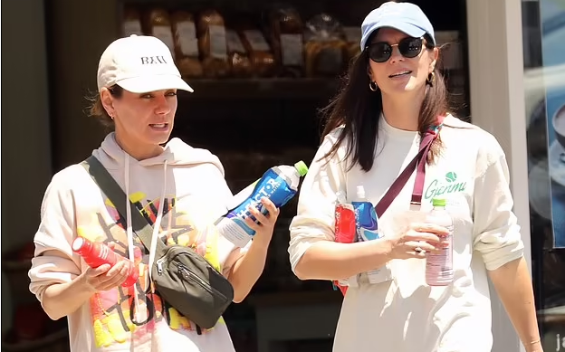 Mila Kunis shihet në këmbë rrugëve të Los Angeles (FOTO)