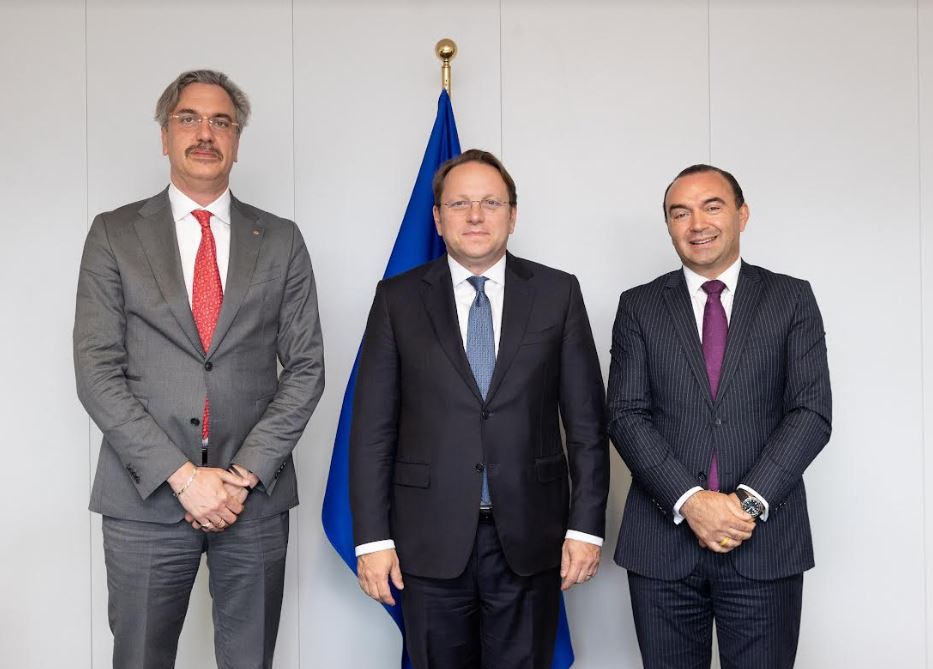 Rafuna i OEK takohet me Varhely, flasin për bashkëpunimin ekonomik