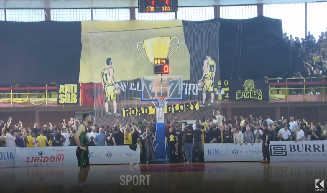 Tifozët e Pejës me transparent të veçantë në finale kundër Trepçës (VIDEO)