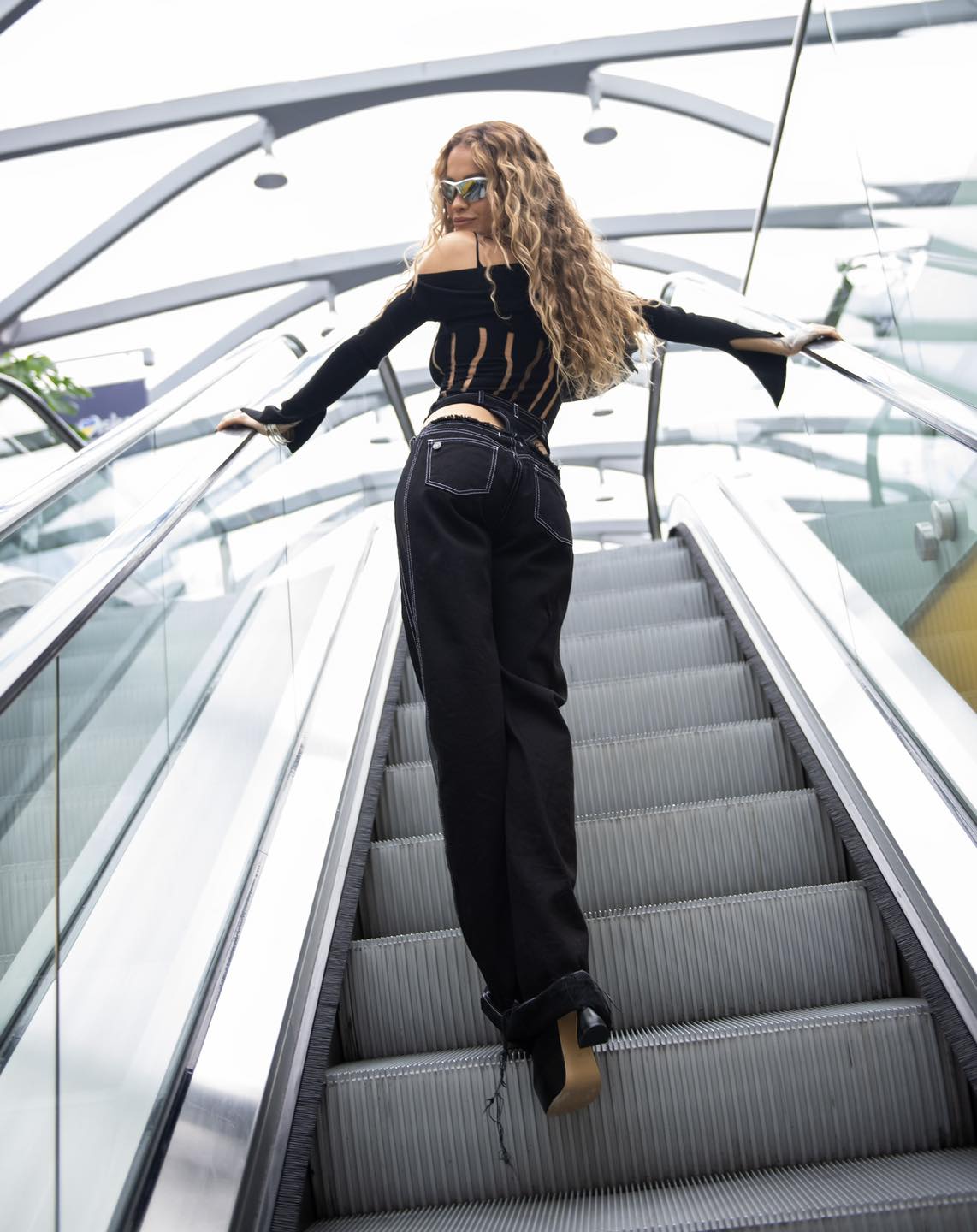 Rita Ora performon sonte në Eurovizion, i pret garuesit në Liverpool (FOTO)