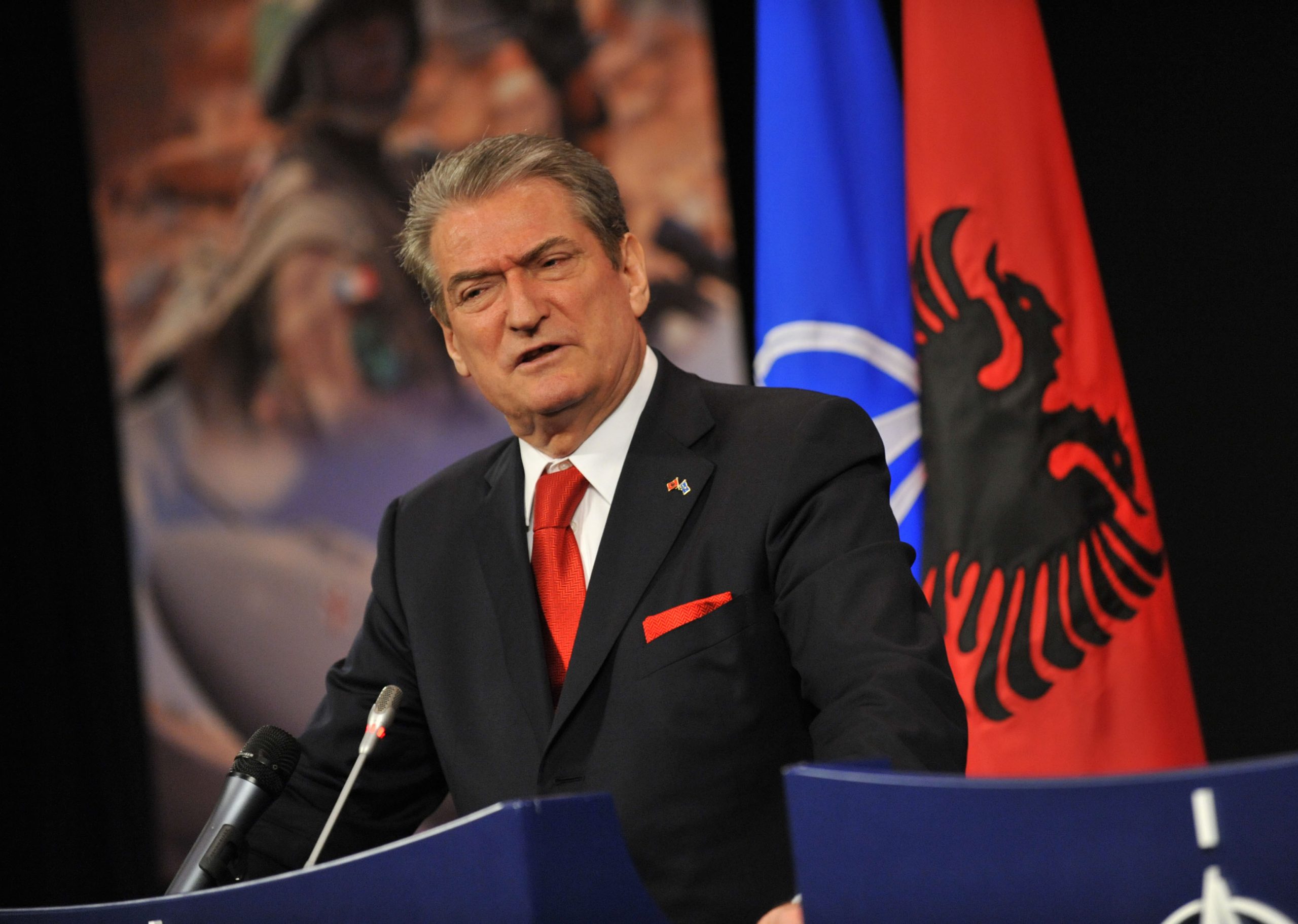 Sali Berisha voton në shkollën “Kosova” në Tiranë, shoqërohet nga bashkëshortja