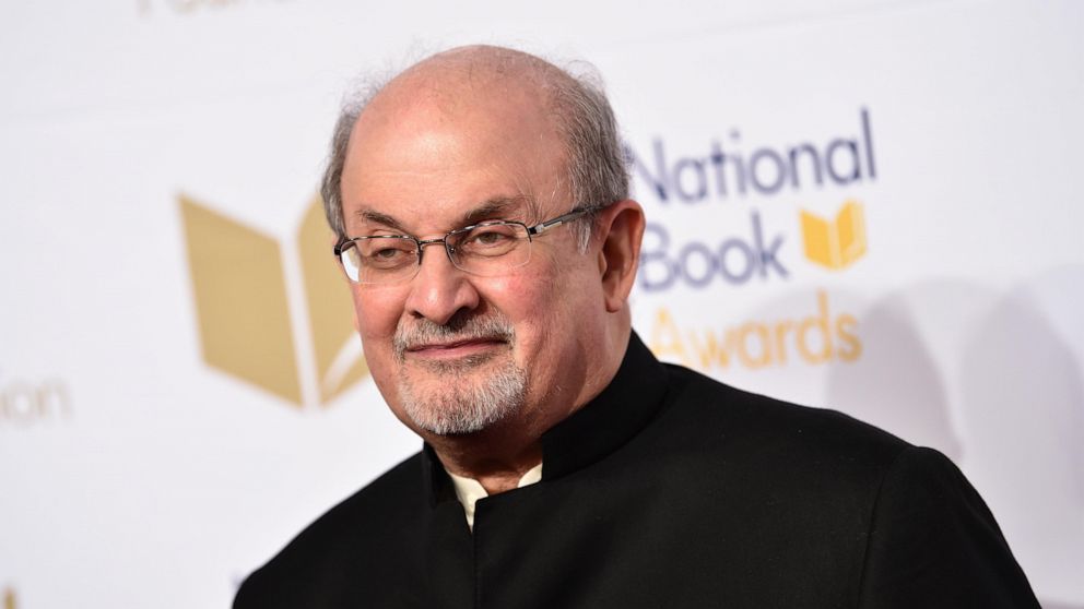 Nëntë muaj pas sulmit, shkrimtari Salman Rushdie mban fjalim të rrallë publik