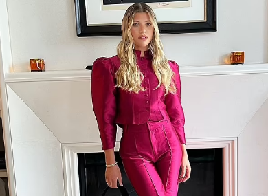 Sofia Richie magjepsëse, ndërsa pret performancën e babait të saj në Koncertin e Kurorëzimit
