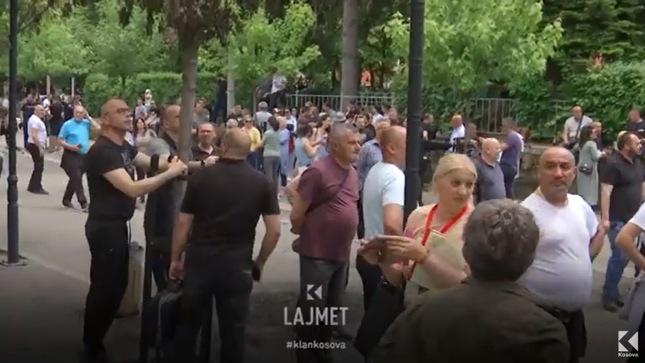 Protestuesit serbë në Zveçan duan protesta më “energjike” (VIDEO)