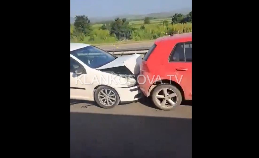 Aksident mes tri veturave në magjistralen Prishtinë-Pejë (VIDEO)