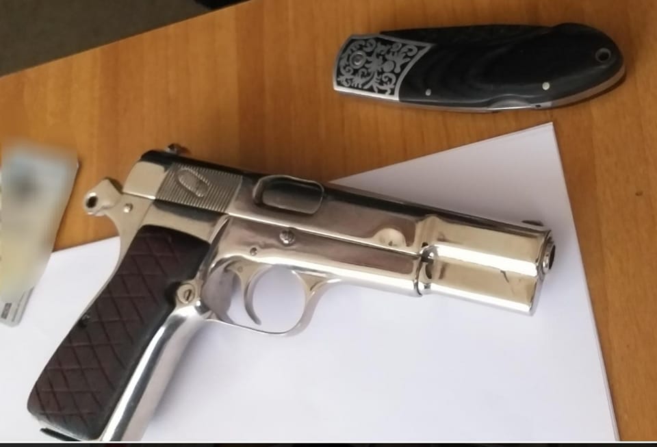 Kanosi një person në Kaçanik, arrestohet dhe i konfiskohet arma