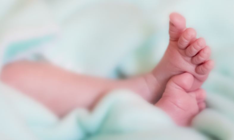 Shpallet në kërkim një 22-vjeçare, e braktisi foshnjën e vet në plazhin e Golemit