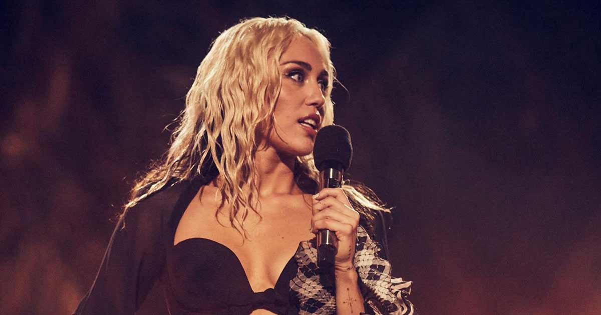 Miley Cyrus sqarohet me fansat rreth deklaratës së fundit lidhur me turneun