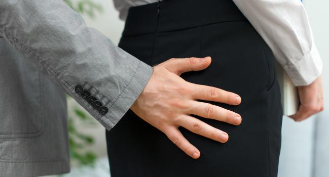 Ngacmohet seksualisht një grua në Gjakovë