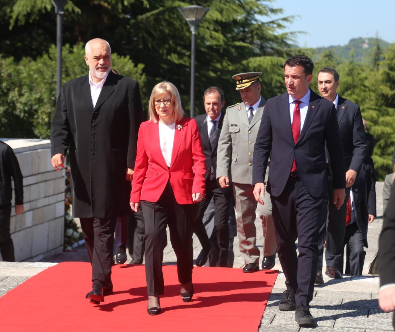 Dita e Dëshmorëve të Kombit, në Shqipëri krerët e shtetit bëjnë homazhe te varrezat