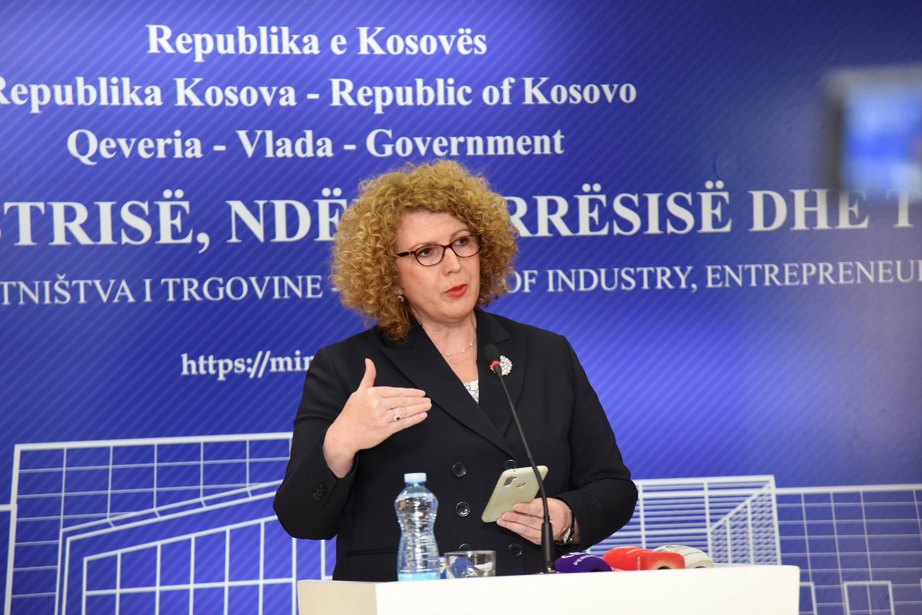 Ministria e Hajdarit i bie pishman për tekstin “Propaganda e LVV-së nuk kalon”