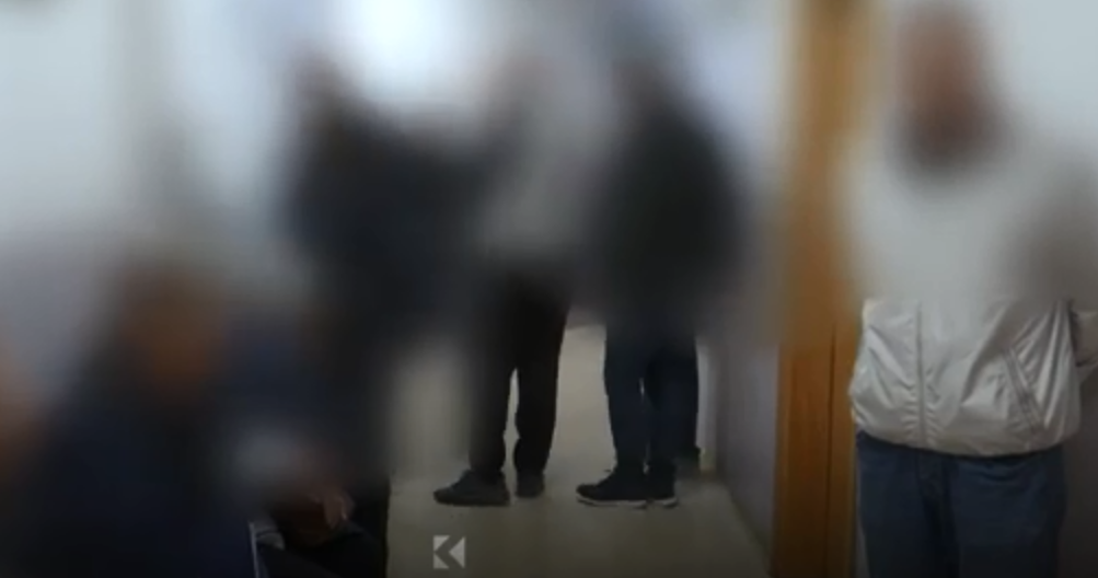 Tollovi korridoreve të Onkologjisë, drejtori Kurtishi thotë se ka shumë përcjelles pa nevojë ndonjëherë (VIDEO)