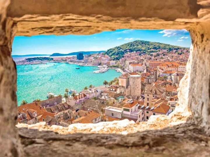 Gjoba për turistët në Split: 300 euro për jashtëqitje në publik, 150 euro për vjellje