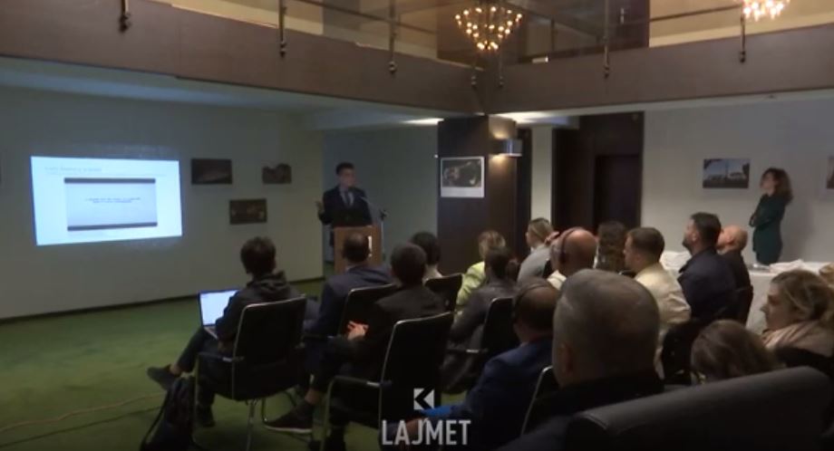 Ligjëruesi amerikan mëson kosovarët si të ruhet trashëgimia kulturore (VIDEO)
