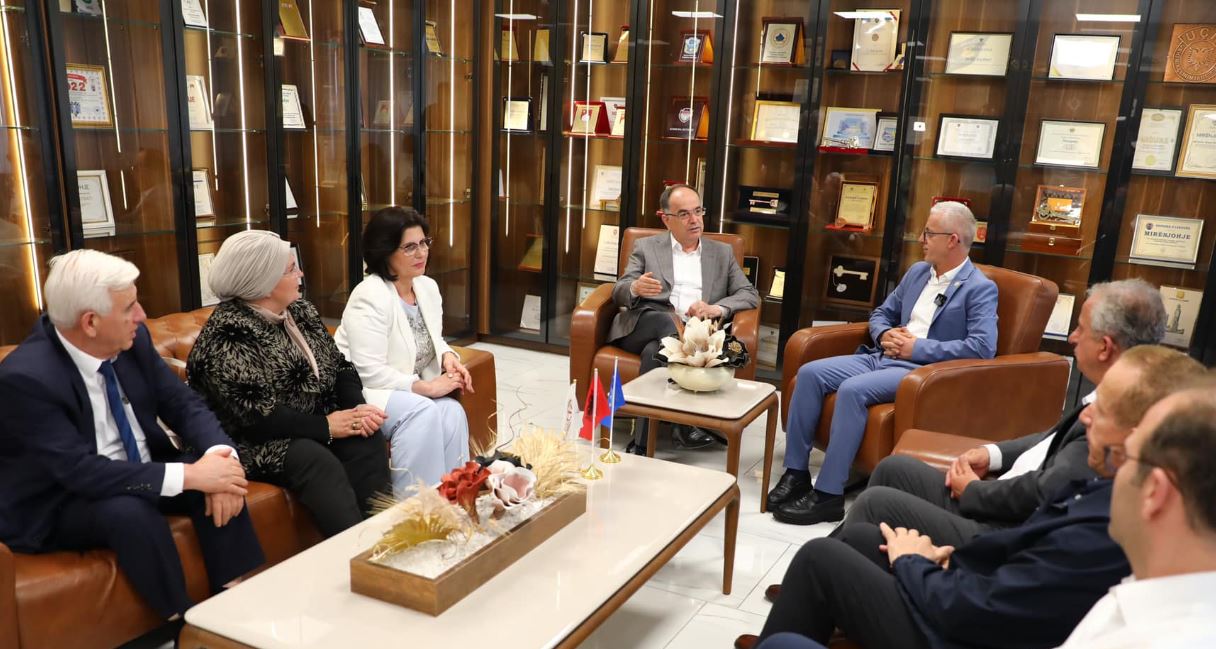 Begaj viziton shtëpinë e të moshuarve në Suharekë: Shembull i solidaritetit njerëzor (FOTO)