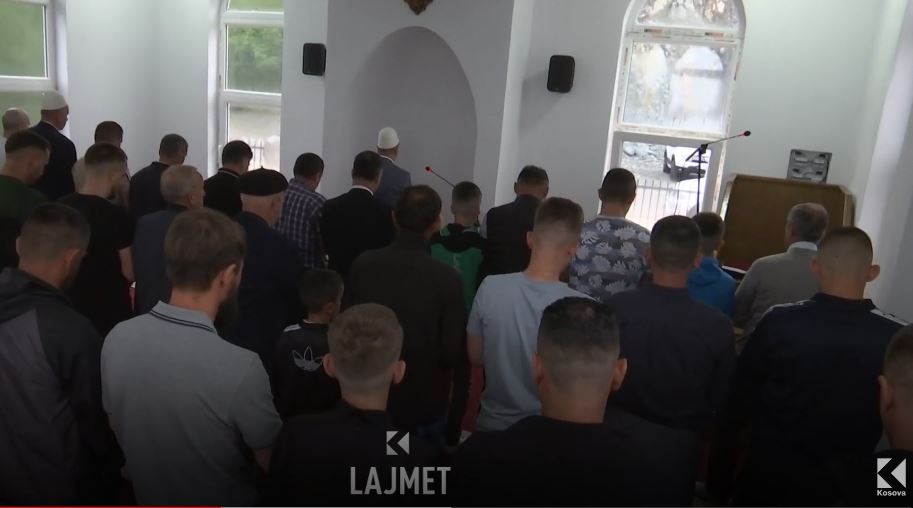 Shqiptarët e Leposaviqit ia mësyjnë xhamisë së Cerajës (VIDEO)