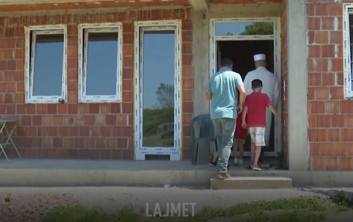 Imami bën me shtëpi familjen katolike në Pjetërshan (VIDEO)