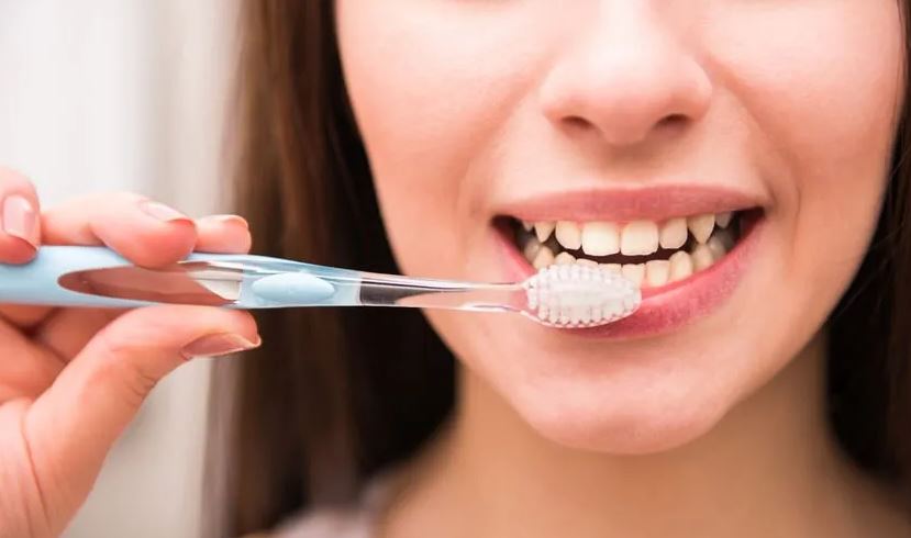 Dentistët tregojnë gabimet që bëhen zakonisht gjatë larjes së dhëmbëve