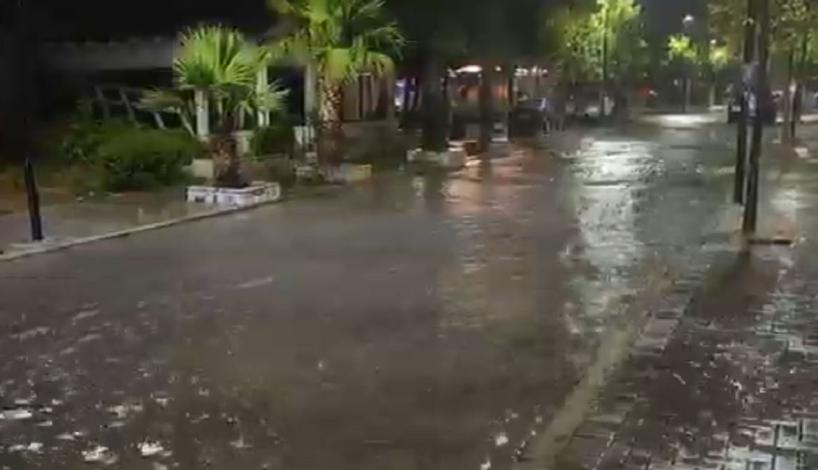 Pas reshjeve të shiut, vërshohen rrugët e Durrësit