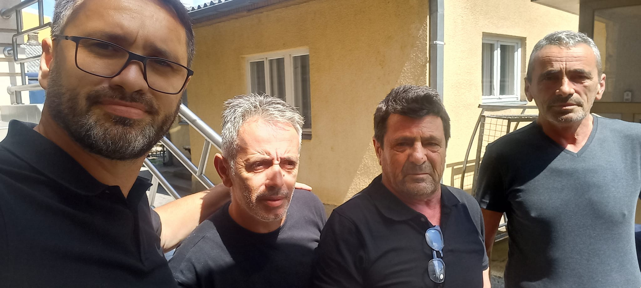 Publikohet fotoja e parë pas lirimit të tre policëve (FOTO)
