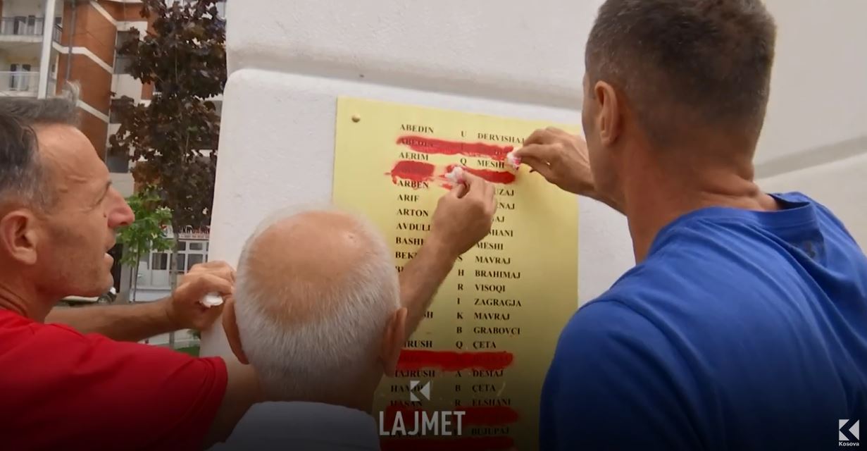 Istog: Familjarët heqin emrat e dëshmorëve nga memoriali, s'i duan disa që i panë aty (VIDEO)