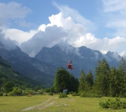 Dy turistë mbesin të bllokuar në malin e Jezercës