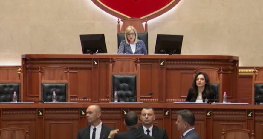 Tensione në Kuvendin e Shqipërisë për Kosovën, deputeti i PD-së kërkon qëndrim – Nikolla: Komente të tepërta (VIDEO)