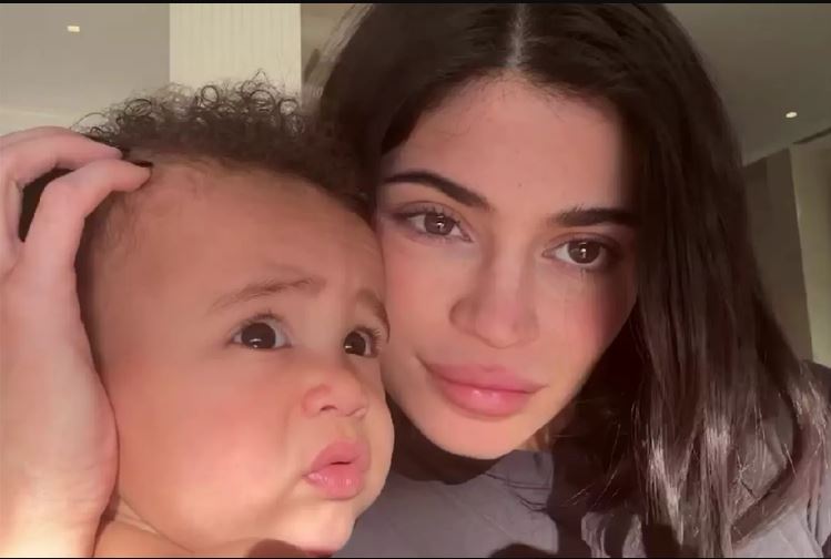 Kylie Jenner ia ndryshon emrin djalit të saj pas 16 muajve